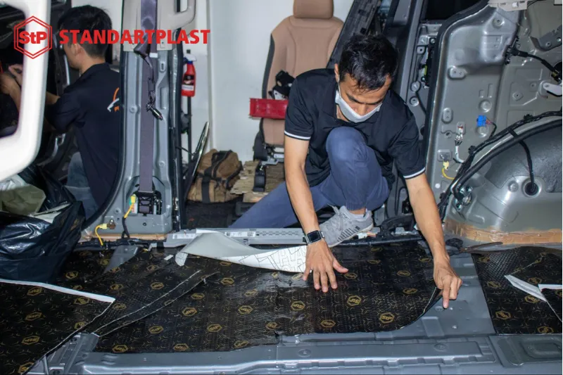 Thi công dán cách âm StP chống ồn cho xe ô tô ở vị trí sàn xe, đảm bảo loại bỏ tiếng ồn và rung động từ gầm xe