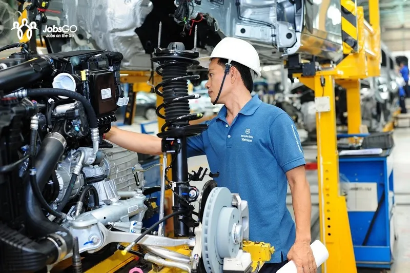 Kỹ sư đang phân tích bản vẽ kỹ thuật trong lĩnh vực học cơ khí ô tô ra làm gì