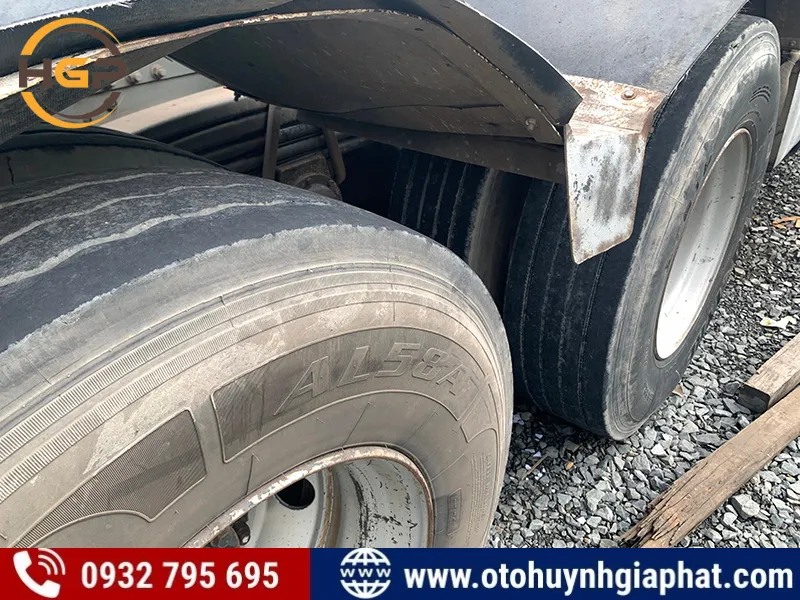 Vỏ lốp xe HOWO 2015 2 cầu cũ