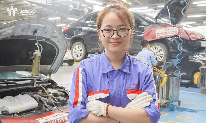 Sinh viên tốt nghiệp kỹ thuật ô tô đang làm việc trong phòng thí nghiệm hoặc nhà máy