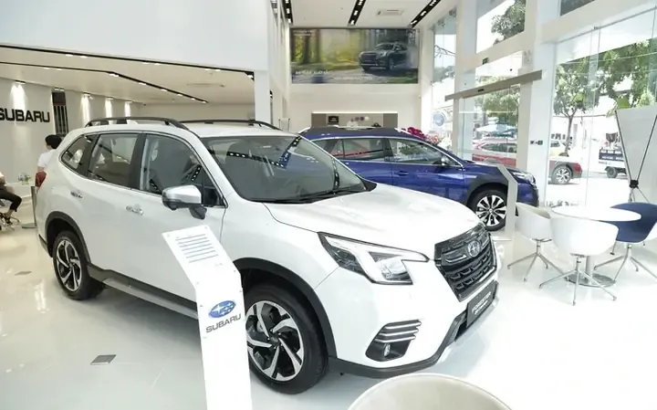 Một dòng xe sedan hiện đại, tương phản với hình ảnh xe xăng đang dẫn đầu về doanh số trong một tháng