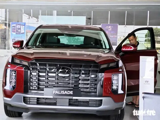 Cảnh tổng quan thị trường ô tô Việt Nam đang bùng nổ, có nhiều thương hiệu xe điện mới như BYD