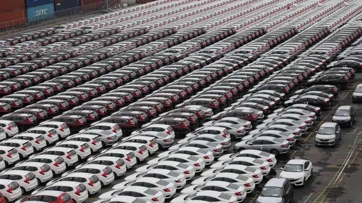 Hình ảnh tượng trưng cho sự chuyển đổi thị phần từ xe truyền thống sang xe điện trong tương lai