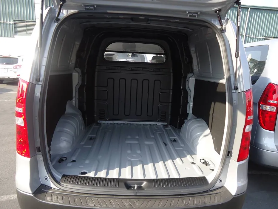 Thùng xe tải Starex 6 chỗ của Hyundai rộng rãi và kín đáo