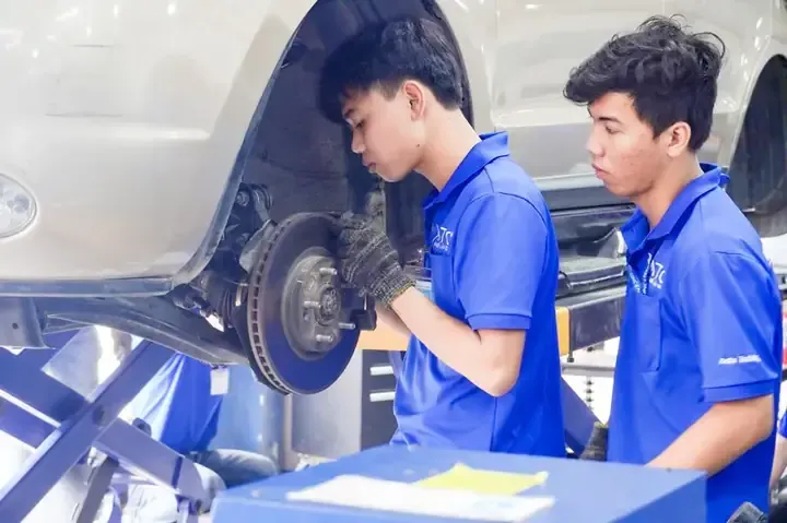 Dịch vụ sửa chữa và câu bình điện xe ô tô lưu động chuyên nghiệp