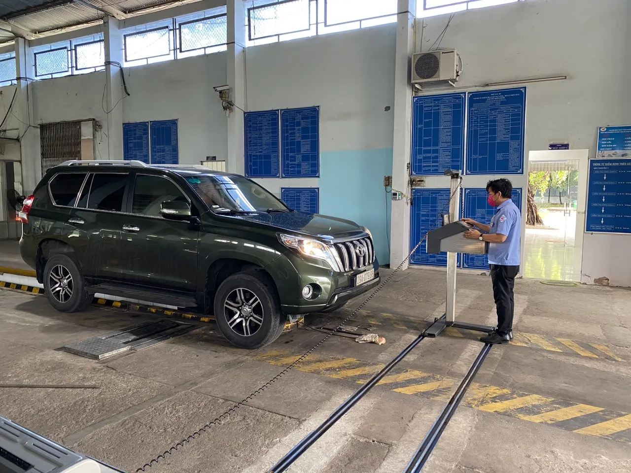 Kiểm tra kỹ thuật xe tại trung tâm đăng kiểm
