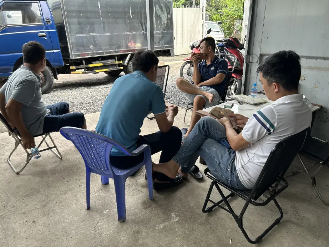 Khách hàng đang làm việc về giá cả khi bán xe