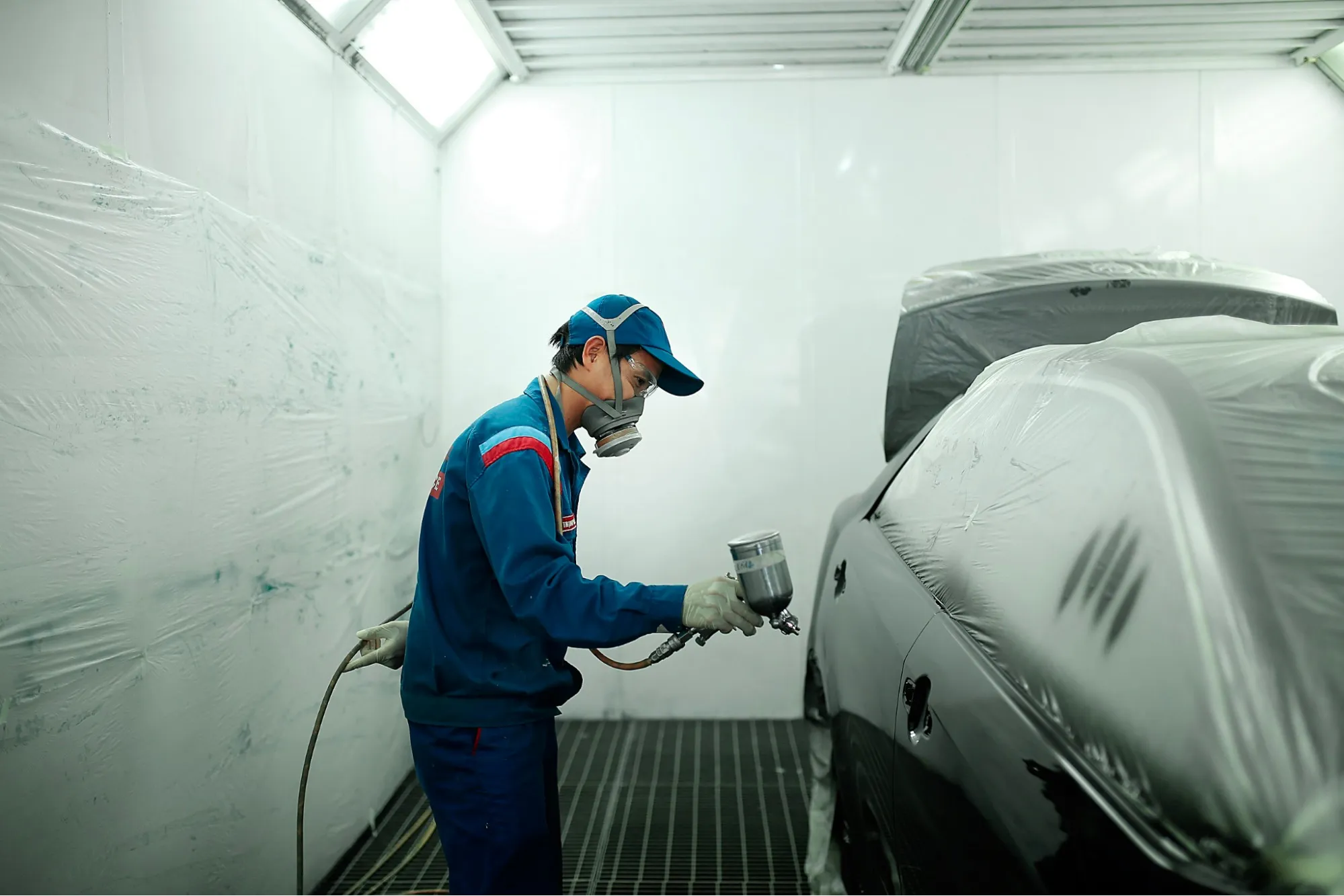 Sơn xe ô tô chuyên nghiệp tại showroom