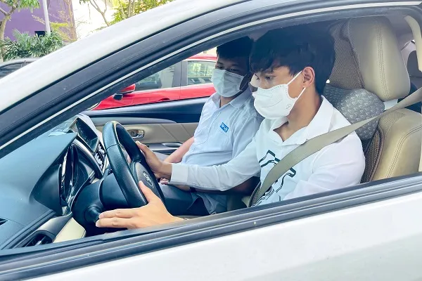 Giáo viên hướng dẫn học thực hành lái xe ô tô hạng B2 tại Đồng Nai