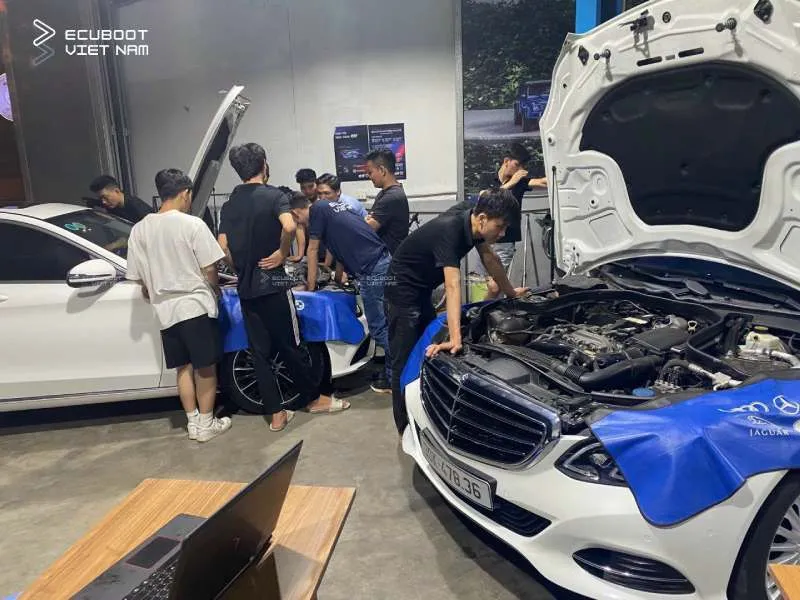 Cảnh học viên thực hành sửa chữa ô tô chuyên nghiệp tại EcuBoot