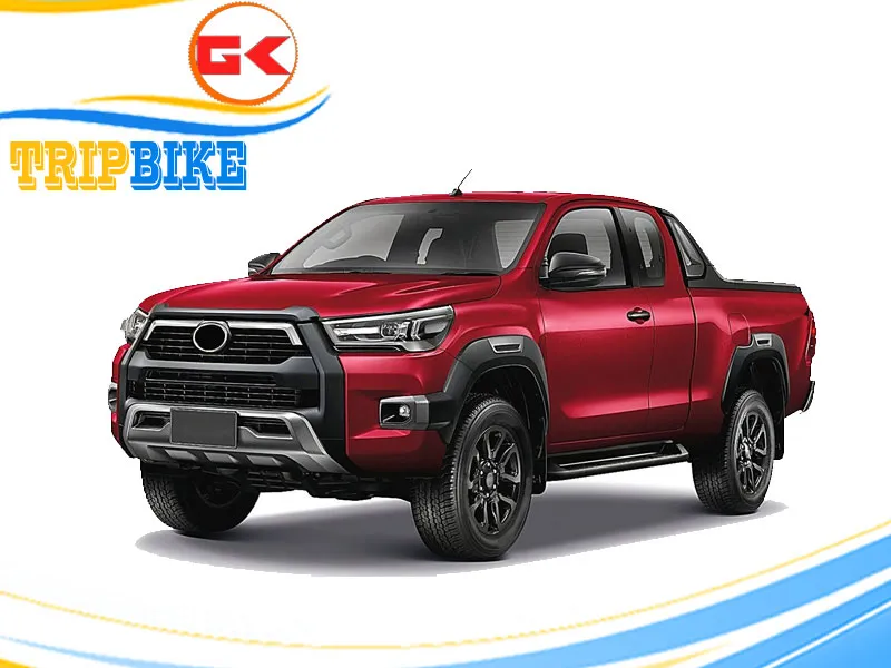 Xe bán tải Toyota Hilux tự lái đang đậu ở bãi xe