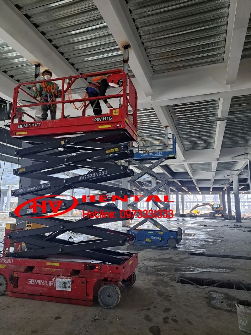 Xe nâng người cắt kéo tại Khu công nghiệp Hòa Cầm