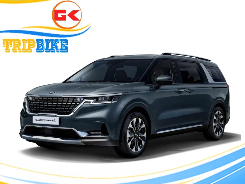 Xe Kia Sedona màu trắng tự lái đang đậu trong khu dân cư