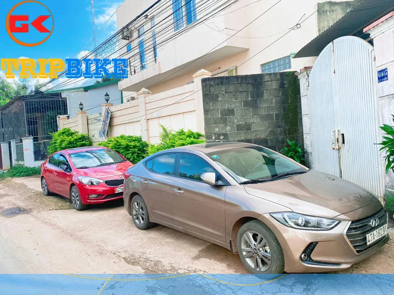 Khách hàng xem xét thủ tục thuê xe bán tải tự lái tại một địa điểm ở BMT