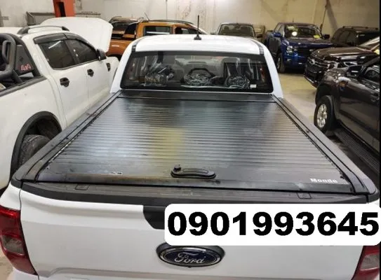 Nắp thùng cuộn cơ lắp trên Ford Ranger, nổi bật với khả năng kín nước và tính tiện dụng cao