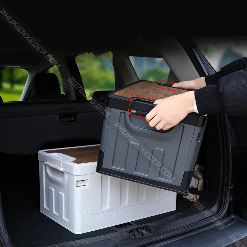 Thùng đựng đồ ô tô gấp gọn với nắp gỗ đang được sử dụng để chứa vật dụng trong cốp xe, giữ không gian gọn gàng