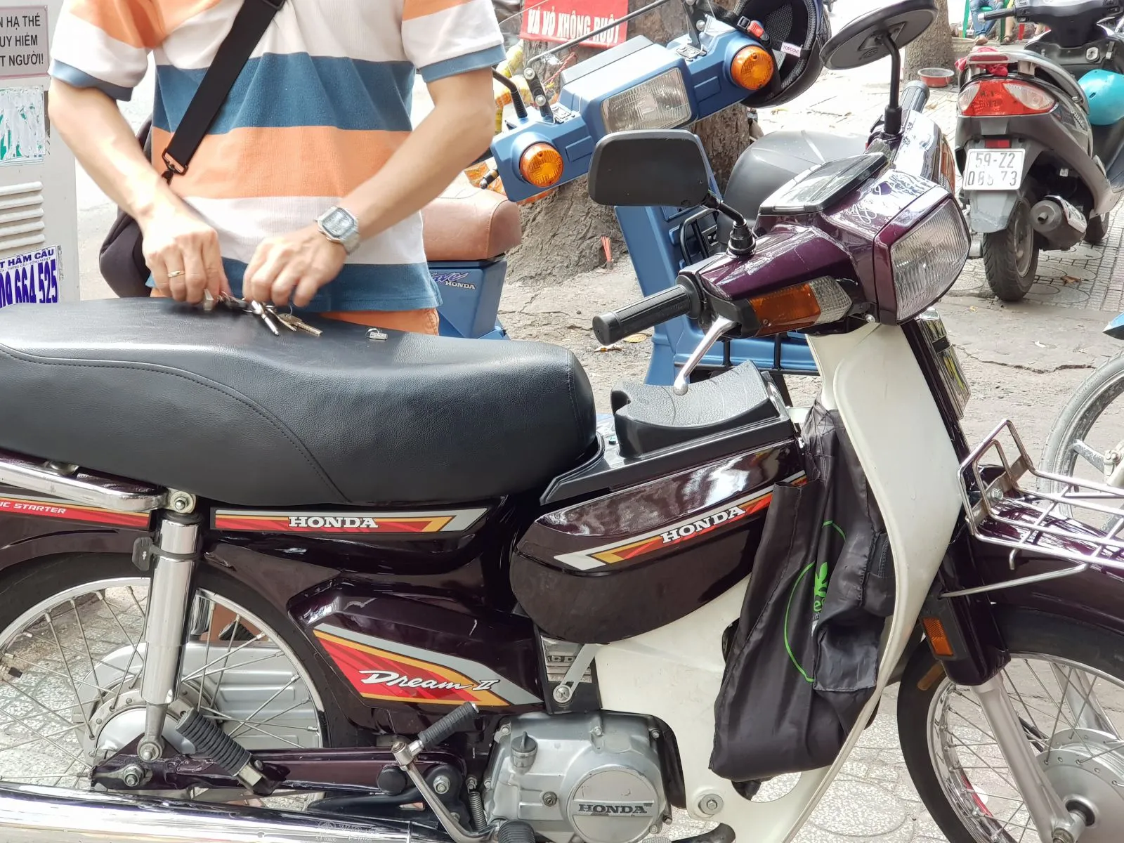 thung-giua-xe-dream-thai-mau-nho-1b