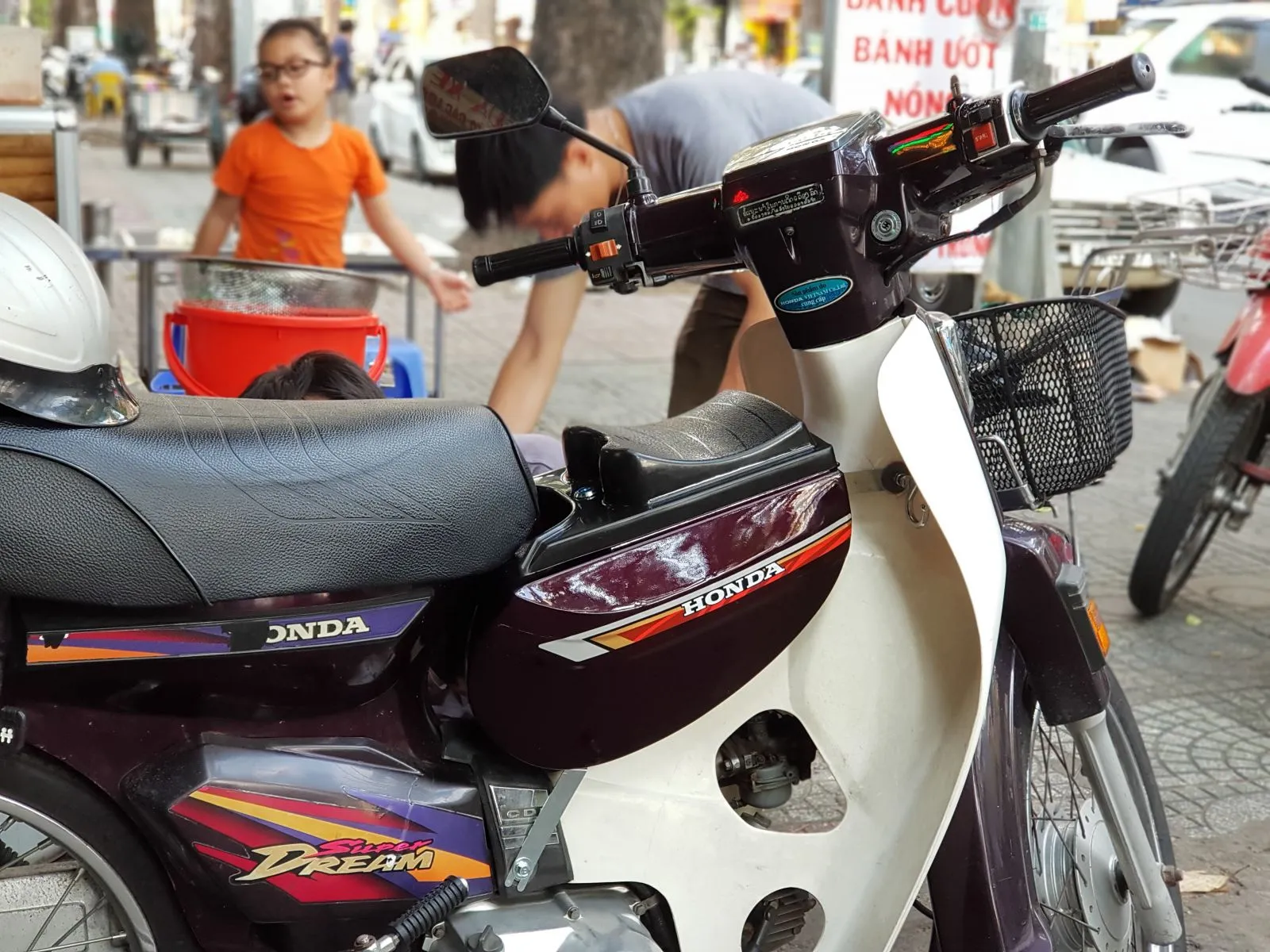 thung-giua-xe-dream-thai-mau-nho-2a