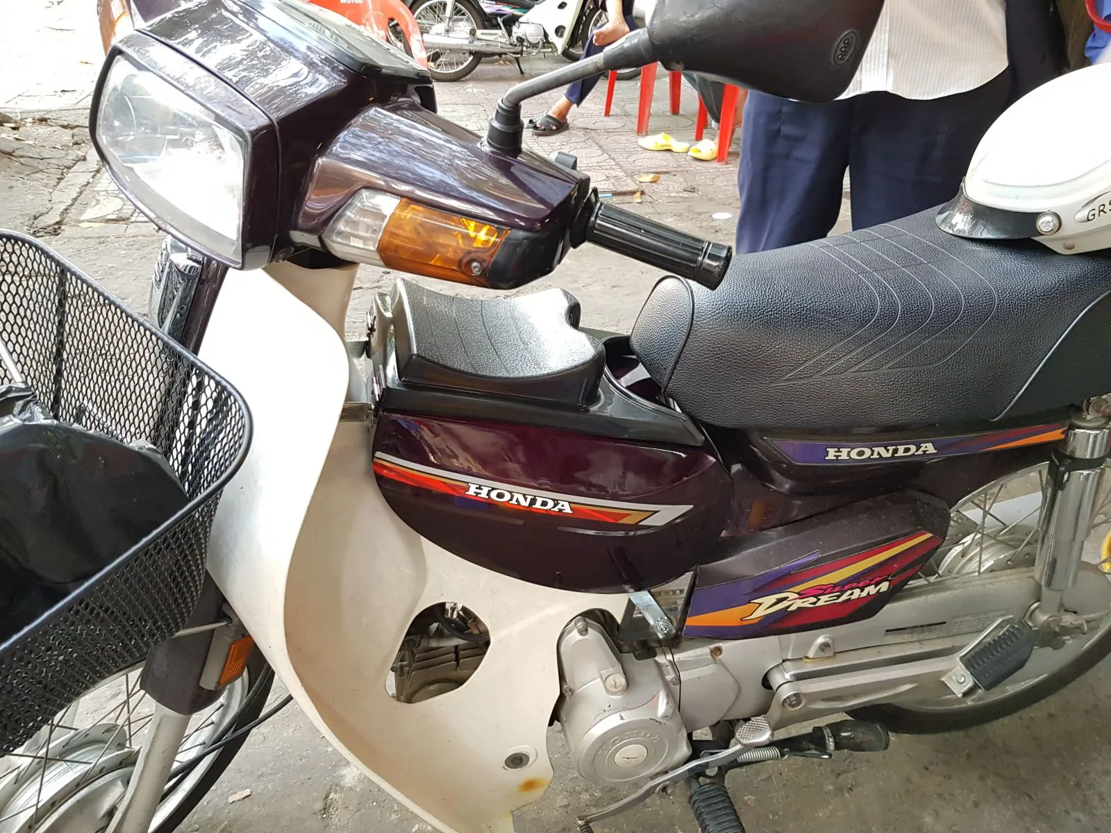 thung-giua-xe-dream-thai-mau-nho-3a