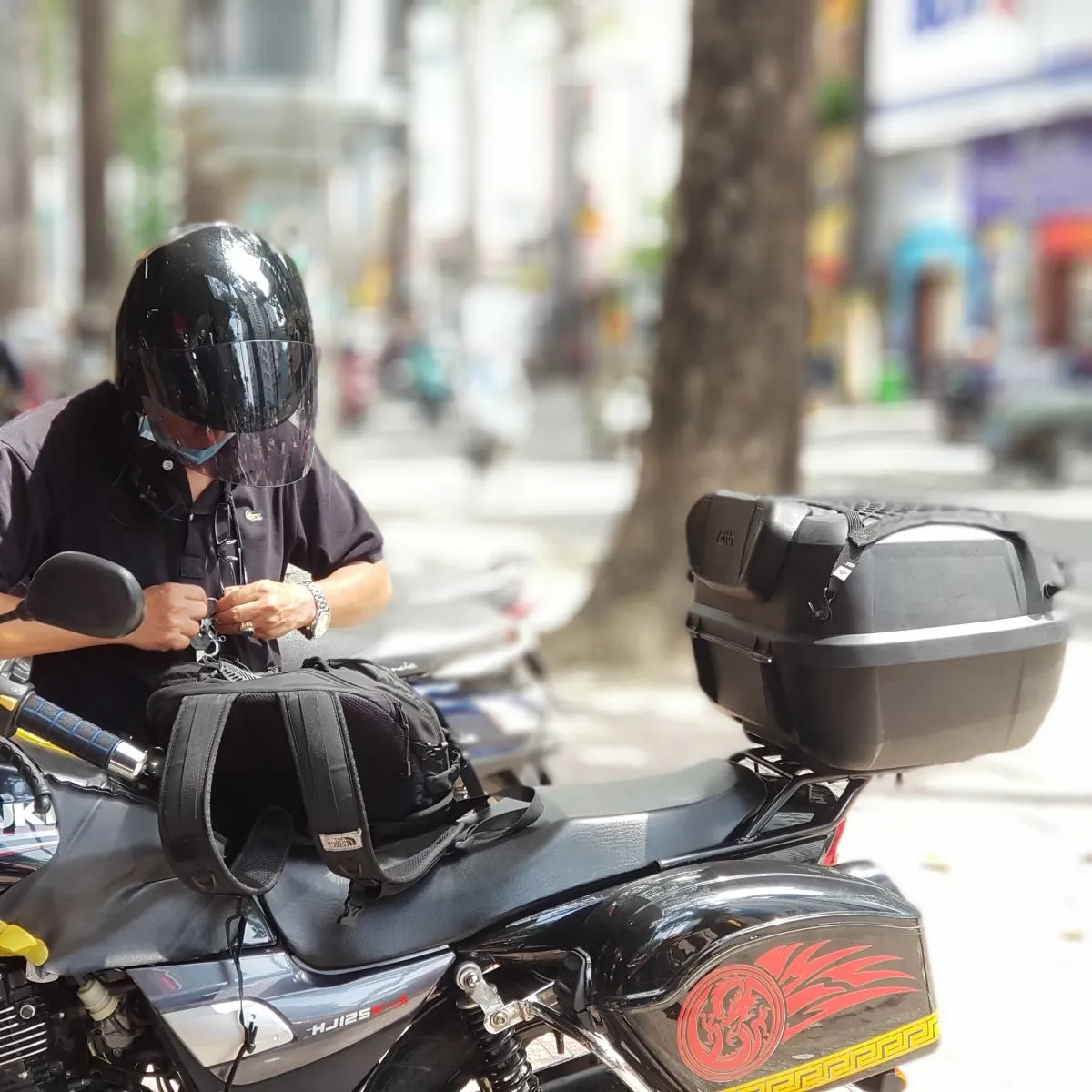 Thung-givi-e43NTL-Advance-cho-xe-suzuki-gd110-4