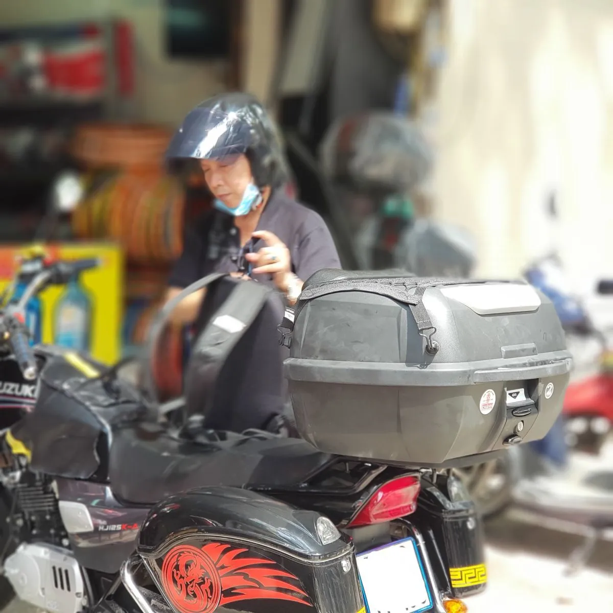 Thung-givi-e43NTL-Advance-cho-xe-suzuki-gd110-8a