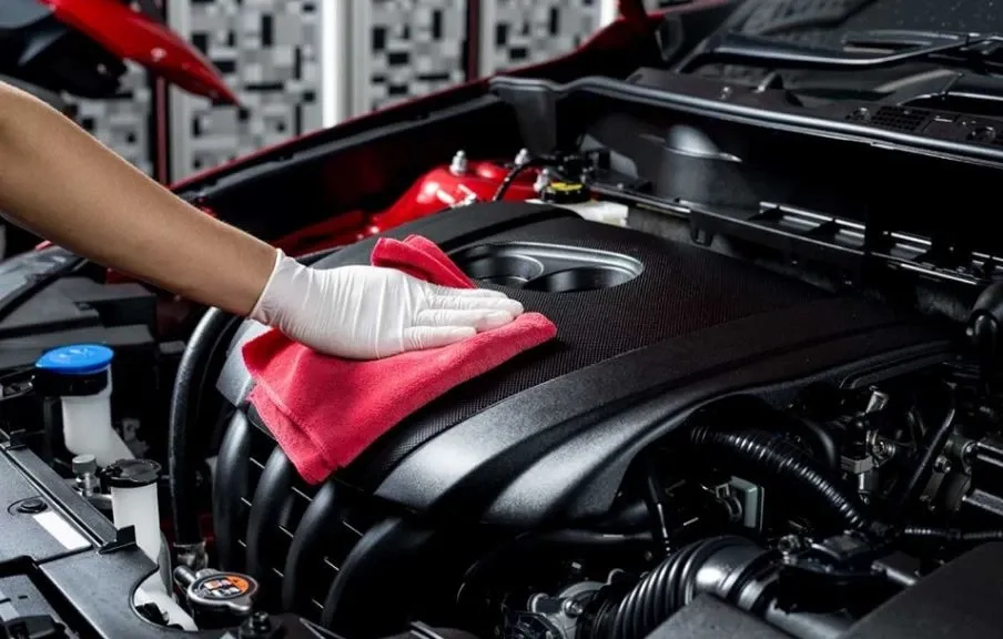 Vệ sinh khoang máy thường xuyên để chống chuột cho xe ô tô