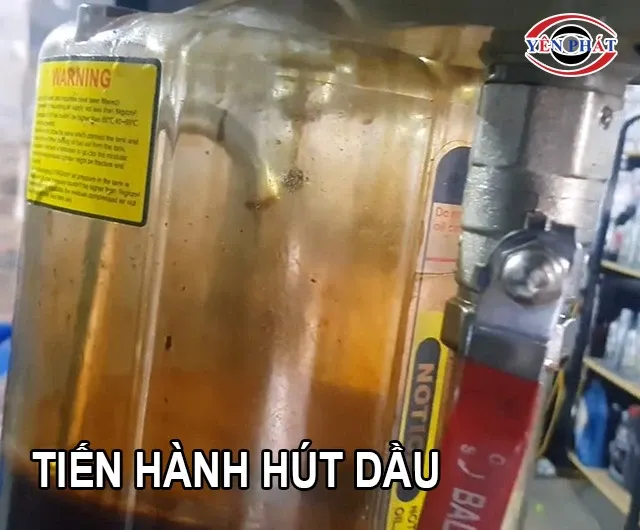 Hình ảnh tiến hành hút dầu xe tải bằng máy hút dầu chuyên dụng