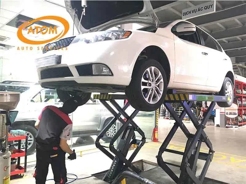 Kỹ thuật viên đang tiến hành thay lọc dầu xe ô tô theo đúng quy trình