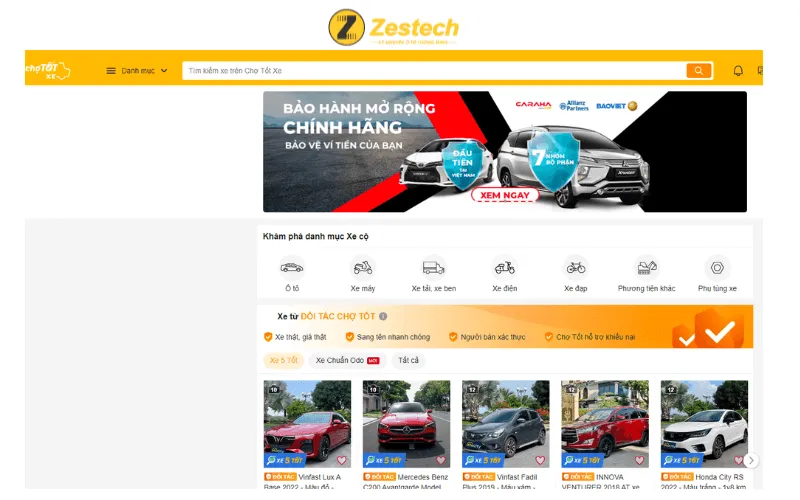 Một người bán hàng đang thảo luận với khách hàng tại quầy thông tin, minh họa cách tiếp cận khách hàng mua xe ô tô qua các kênh rao vặt và sự kiện trực tiếp