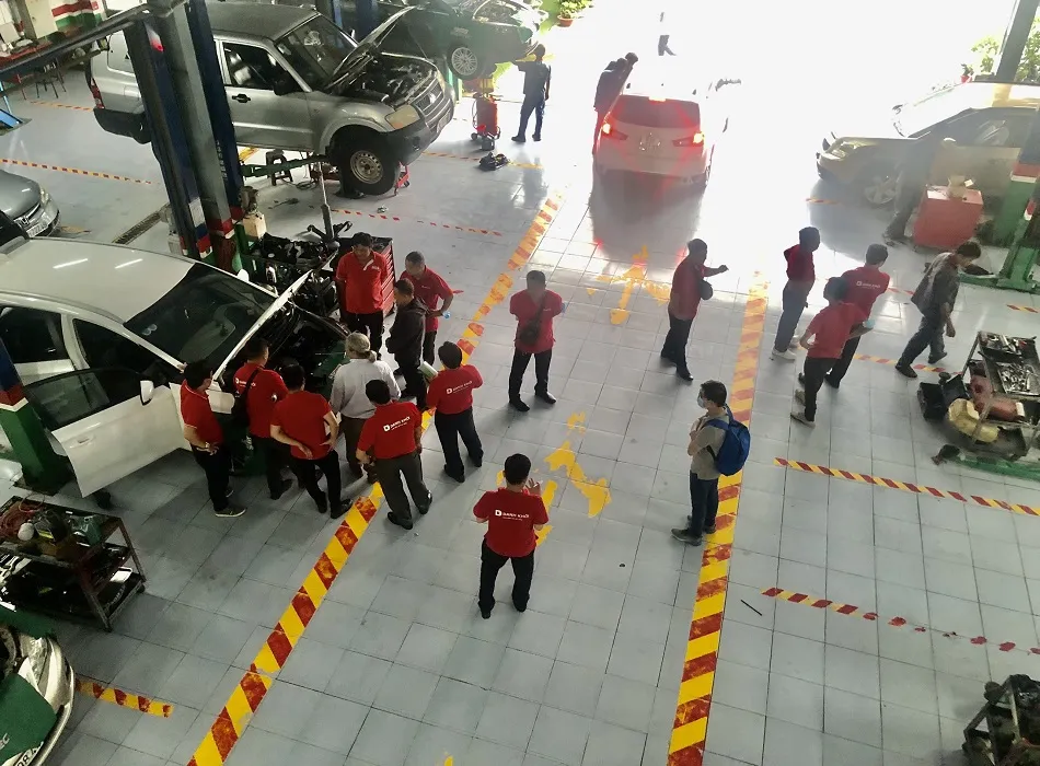 Thực hành sử dụng máy chẩn đoán trong khóa học điện ô tô