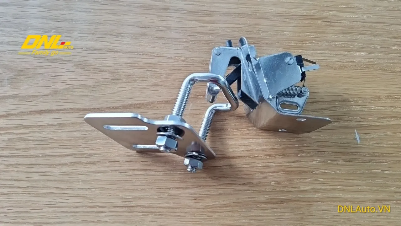 Ngàm ngậm dùng để khóa chặt nắp thùng xe bán tải vào thành thùng