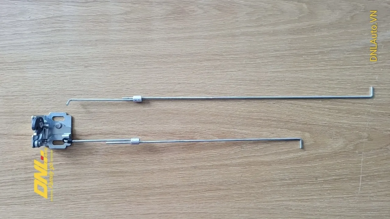 Cáp truyền động kết nối tay khóa và ngàm khóa nắp thùng xe bán tải