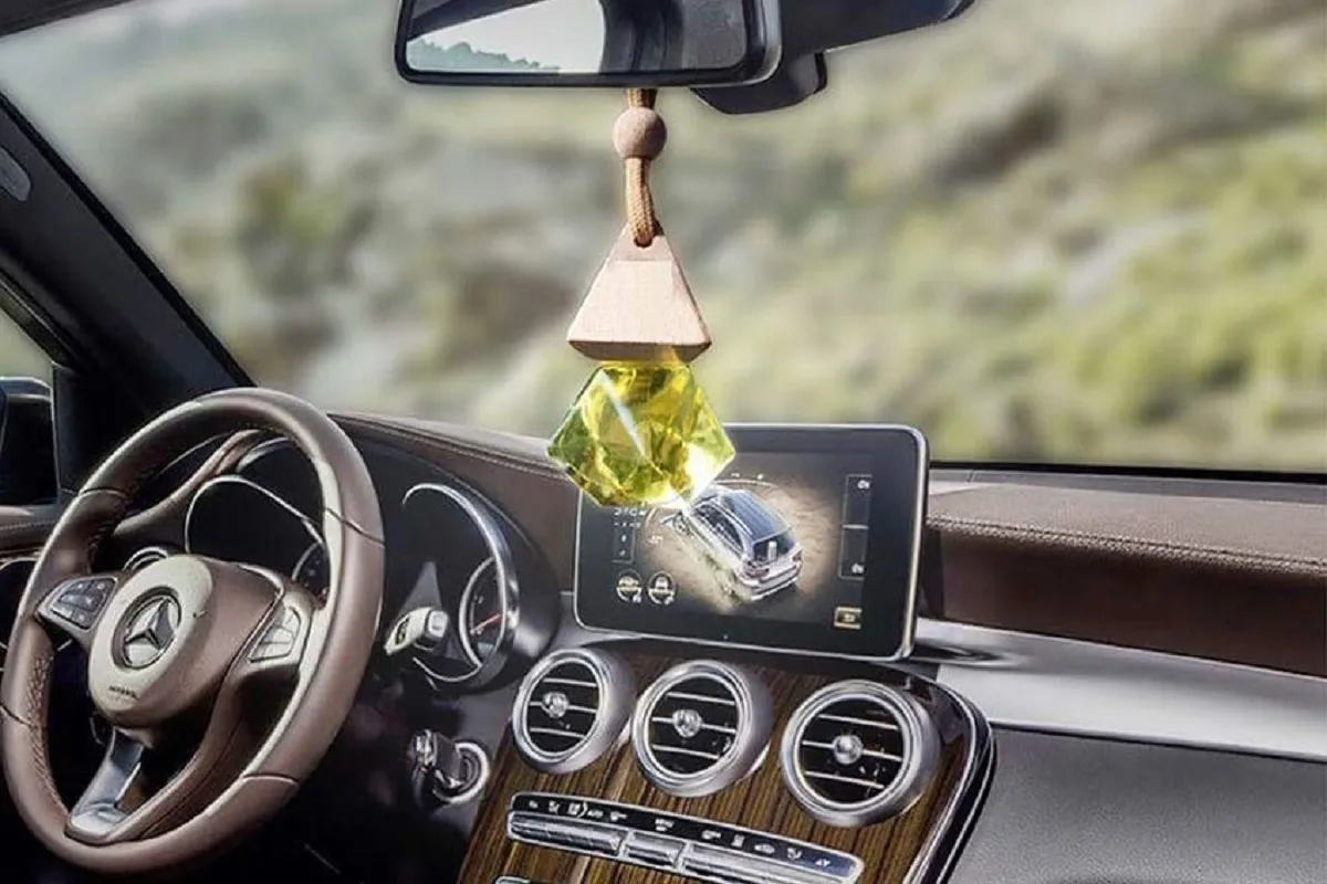 Tinh dầu treo xe ô tô và cách sử dụng nước hoa ô tô dạng treo