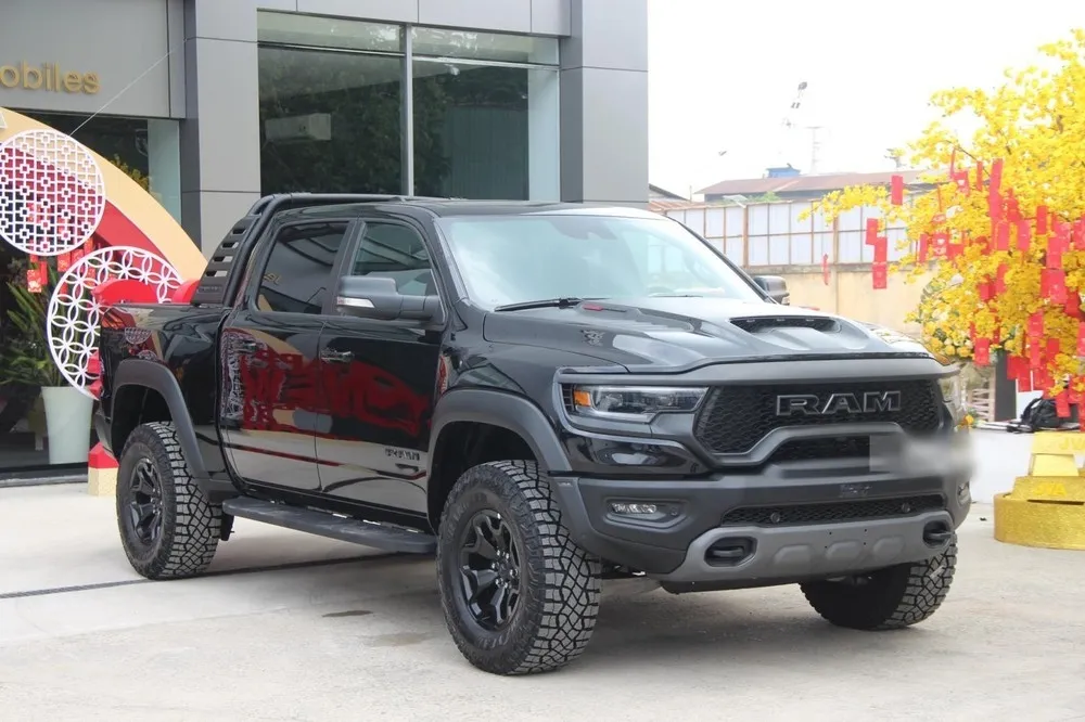 Ram 1500 TRX 2022 màu đỏ, được mệnh danh là siêu xe bán tải hạng nặng nhanh nhất thế giới