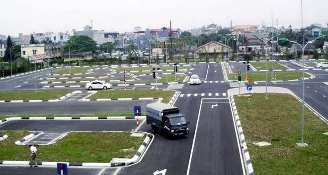 hình ảnh tập lái xe ô tô: giáo viên hướng dẫn kỹ thuật