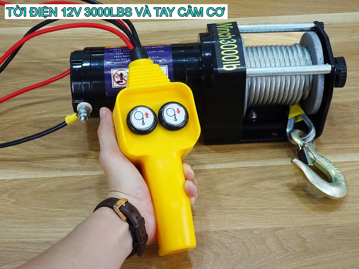 Cận cảnh bộ điều khiển từ xa của tời điện xe bán tải Stronger