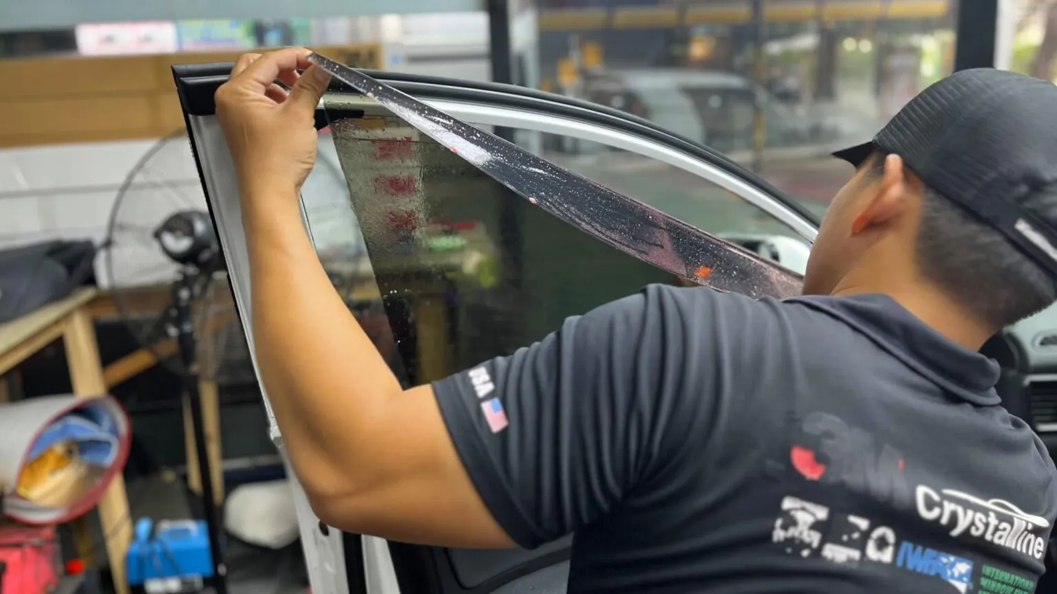 Có 6 vị trí phổ biến trên xe ô tô cần dán phim cách nhiệt: kính lái, kính sườn trước, kính sườn sau, kính khoang sau, kính lưng và cửa sổ trời ô tô