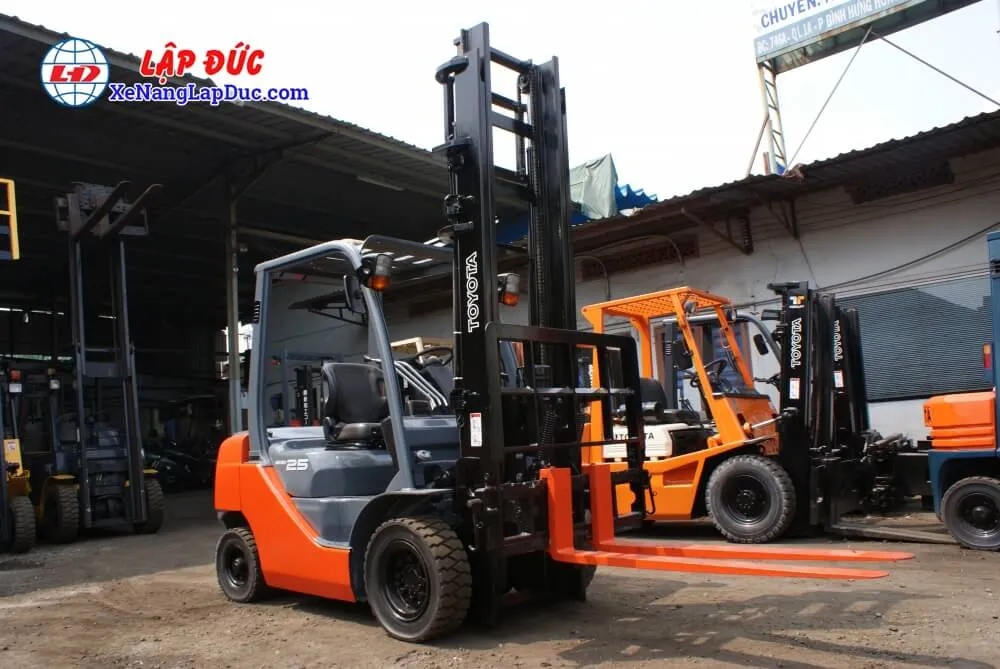 Xe nÃ¢ng TOYOTA 02-8FD25