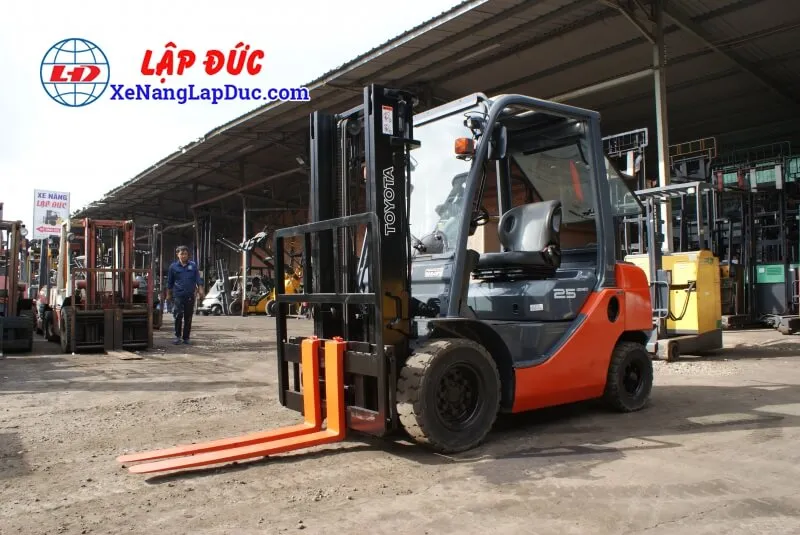 Xe nÃ¢ng dáº§u 2.5 táº¥n TOYOTA