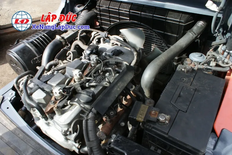 Xe nÃ¢ng 02-8FD25 vá»›i Ä‘á»™ng cÆ¡ TOYOTA 1DZIII giÃºp sá»­ dá»¥ng nhiÃªn liá»‡u hiá»‡u quáº£