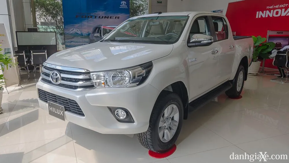 Toyota Hilux 2018 với động cơ Diesel 2.4L mới, được bổ sung nhiều tính năng an toàn so với thế hệ trước