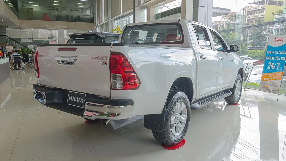 đuôi xe Toyota Hilux 2017 10