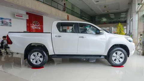 thân xe Toyota Hilux 2017 7