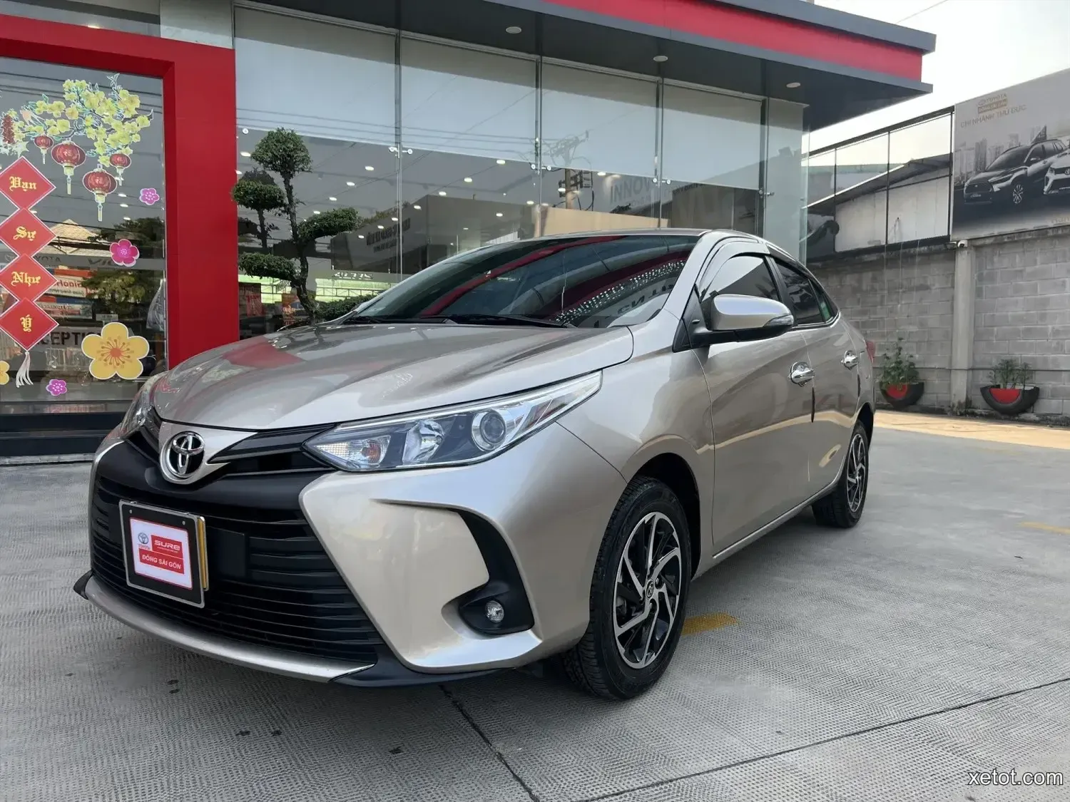 Xe bán tải Nissan Navara E CVT 2022 màu vàng nổi bật, mặt trước xe, thể hiện phong cách hiện đại