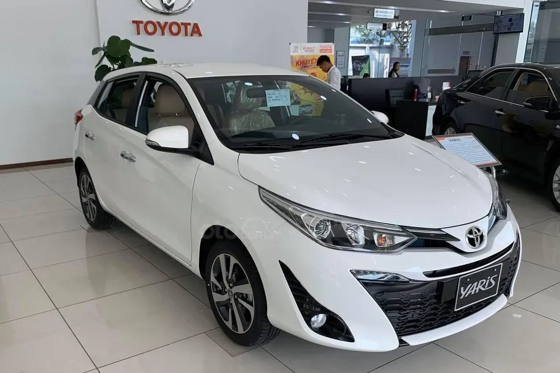 Hình ảnh một chiếc Toyota Yaris Hatchback màu trắng, một ví dụ về phương tiện ưu tiên không gian và kích thước vừa phải