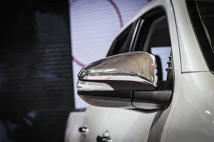 Thiết kế gương chiếu hậu và chi tiết ngoại thất xe bán tải toyota hilux 2018
