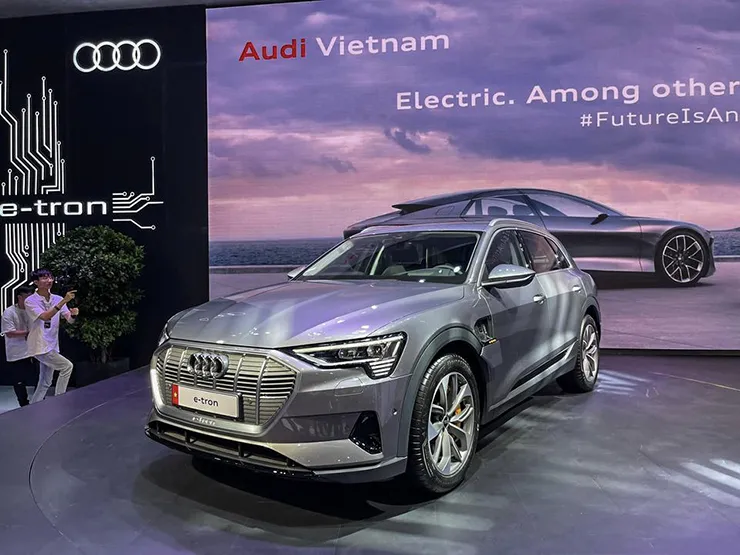 Triển lãm ô tô 2022: Khách tham quan tại sự kiện Vietnam Motor Show