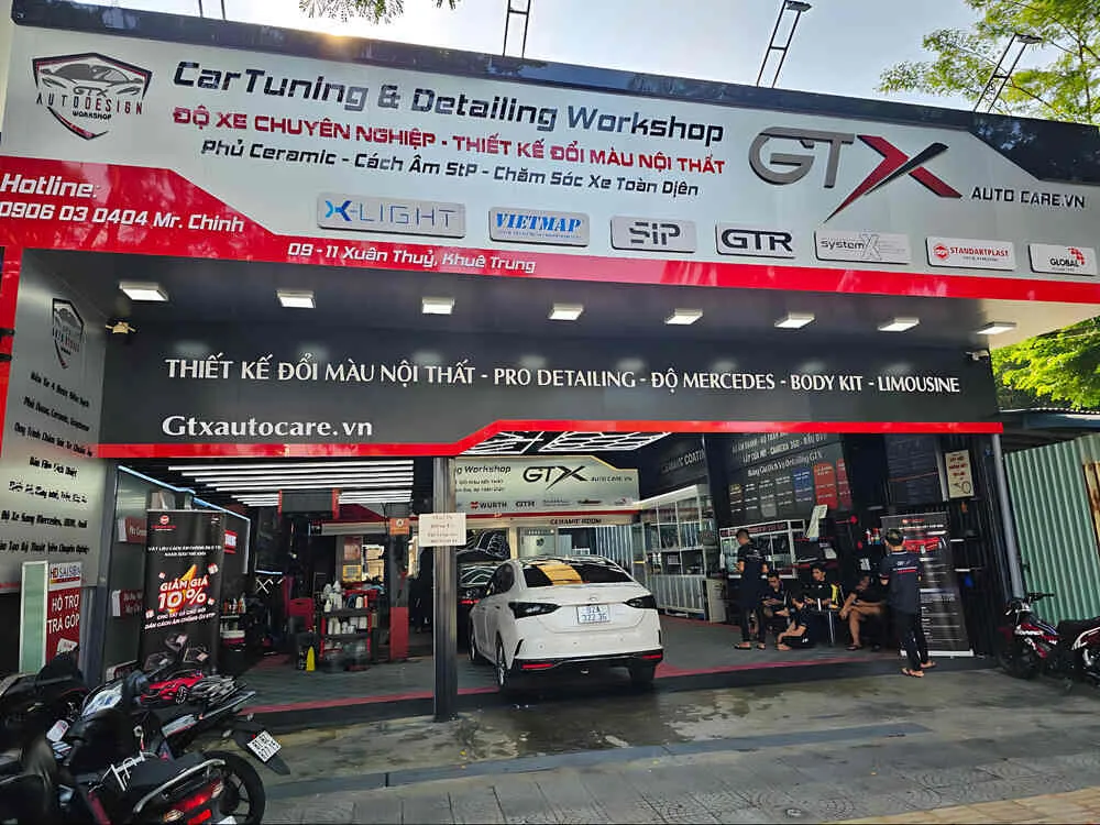 Hình ảnh trung tâm chăm sóc xe chuyên nghiệp GTX Auto Care với khu vực dán phim cách nhiệt hiện đại