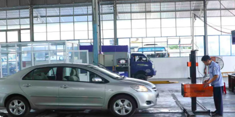 Khu vực bãi đỗ xe chờ làm thủ tục đăng kiểm tại Long An.