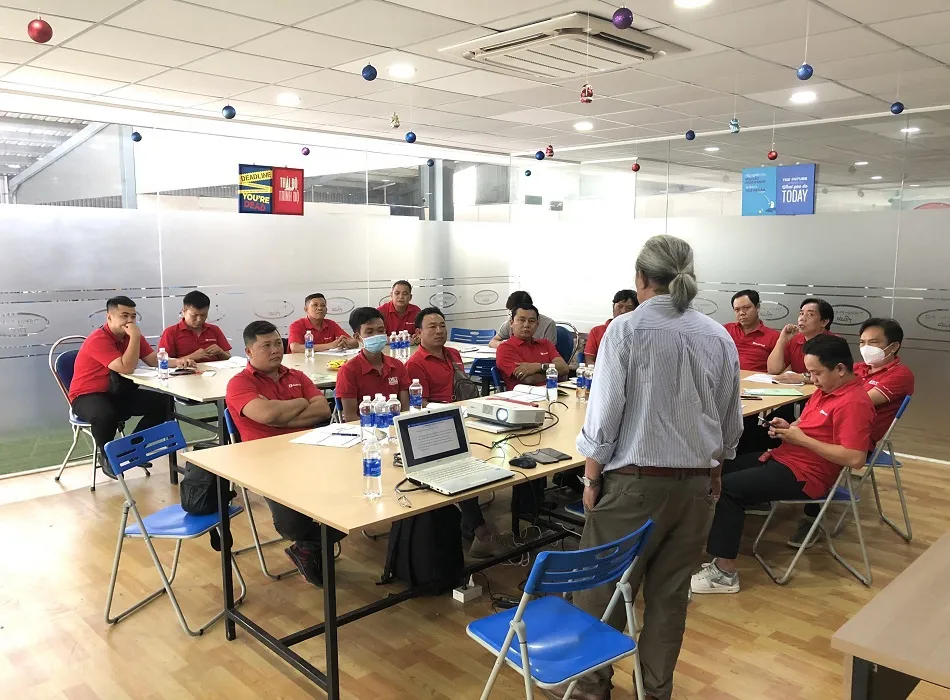 Hình ảnh học viên đang học lý thuyết sửa chữa điện ô tô cơ bản trong lớp